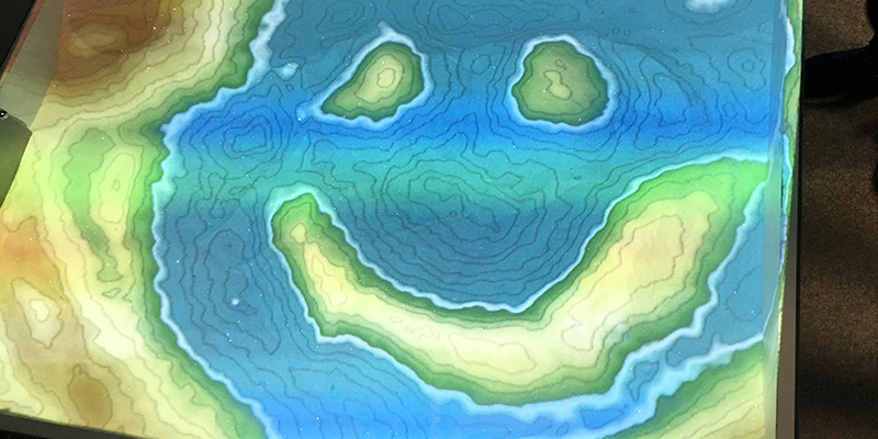 Exemple de relief dans le bac à sable formant un smiley