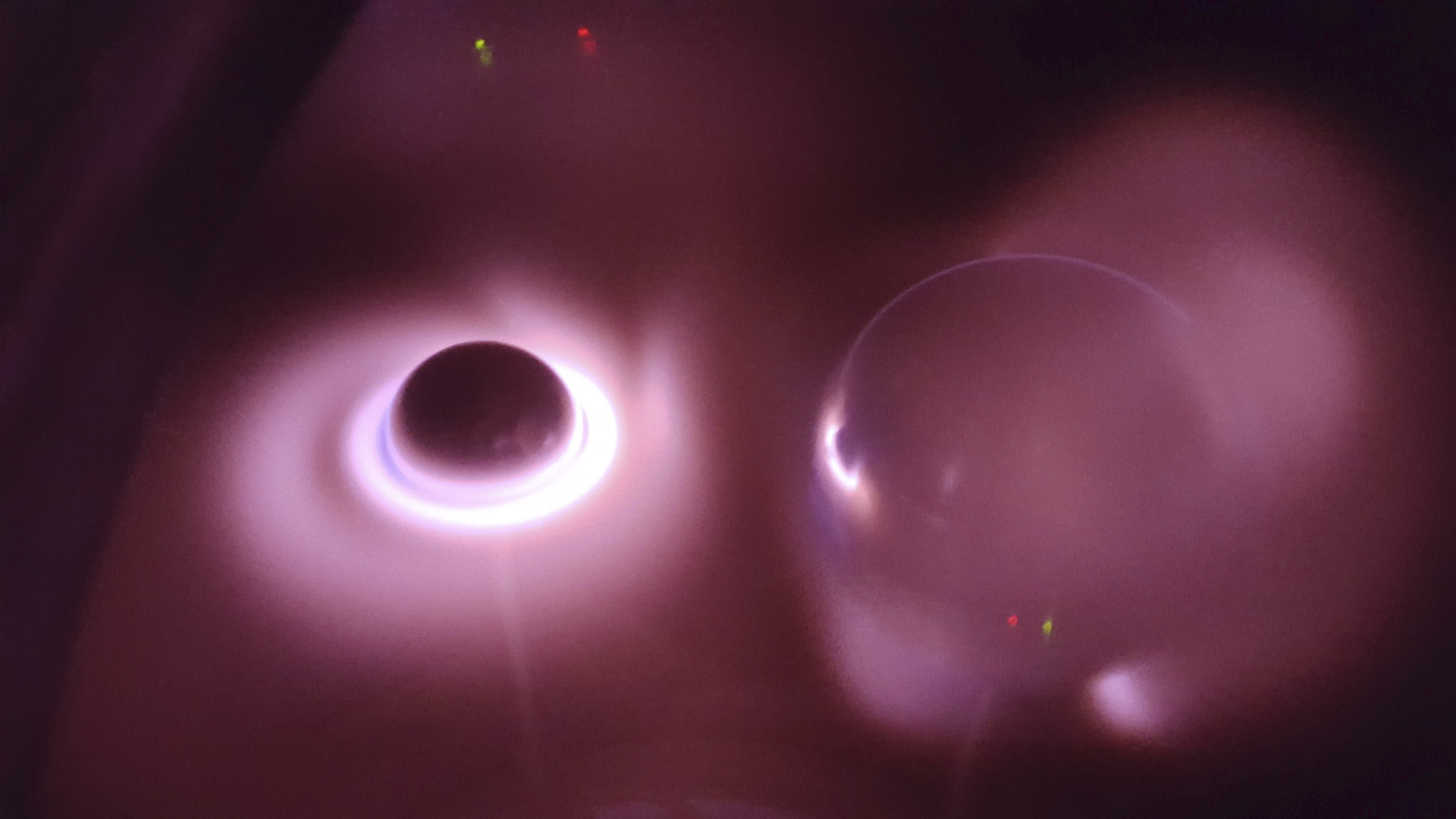 exemple d'aurore boréale simulée dans la chambre sous vide du Planeterrella