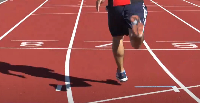 Visuel du SOT sur le caoutchouc dans le sport : homme en tenue de sport qui court sur un terrain d'athlétisme qui contient du caoutchouc