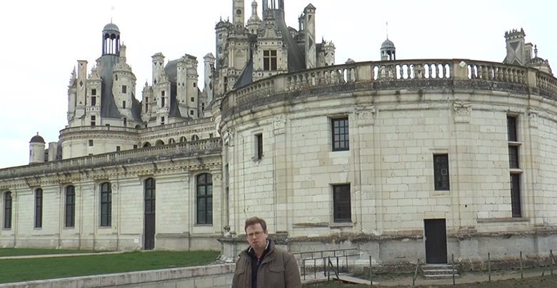 Visuel du SOT sur le projet Chambord Château : chercheur devant le château de Chambord