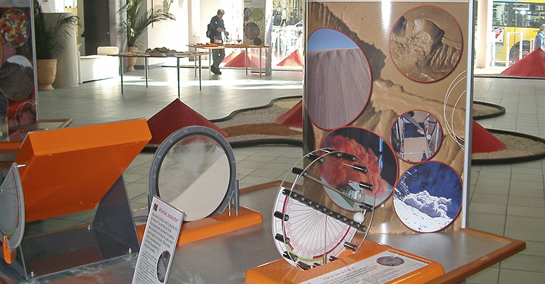 Photo d'ensemble de l'exposition Sable, avec tables, sur la physique du tas de sable