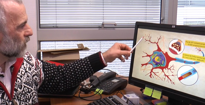 Visuel du SOT sur la plasticité du cerveau : chercheur qui explique ce qu'est un neurone et comment les connections se créent lors d'une stimulation