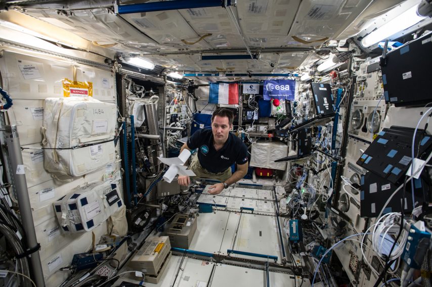 Thomas Pesquet dans la station international avec le télescope intérieur, construction papier