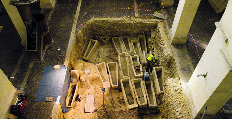 Sarcophages mérovingiens en cours de fouille - Eglise de Saint-Martin-au-Val 