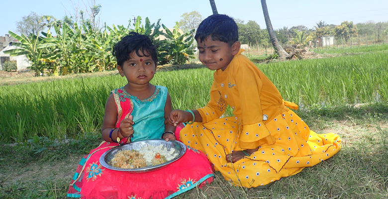 Repas traditionnel de deux enfants indiens dans les Jawadhu Hills ©B. Sajaloli, 2023