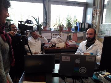 Photo d'un tournage de documentaire de Science on tourne ! dans un bureau exigu