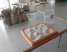 Exemple d'une table de l'exposition "Jeux de grains, tas de sable et graine d'avalanche" de 200 m2 qui commence l'exposition.