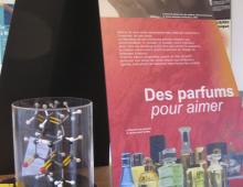 Vue d'une table avec expériences et panneaux de l'exposition Des odeurs aux parfums