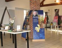 Vue d'une table avec expériences et panneaux de l'exposition Des odeurs aux parfums