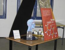 Vue d'une table avec expériences et panneaux de l'exposition Des odeurs aux parfums