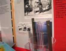 Manipulation de l'électrolyse de l'eau dans l'exposition Lavoisier