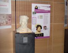 Buste de Cartier accompagné d'une affiche de l'exposition panneaux "La saga du français"