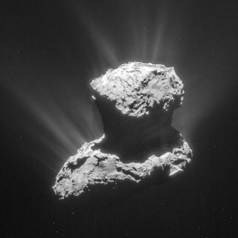 La comète 67P/Churyumov-Gerasimenko. Crédit photo ESA/Rosetta/NacCam.
